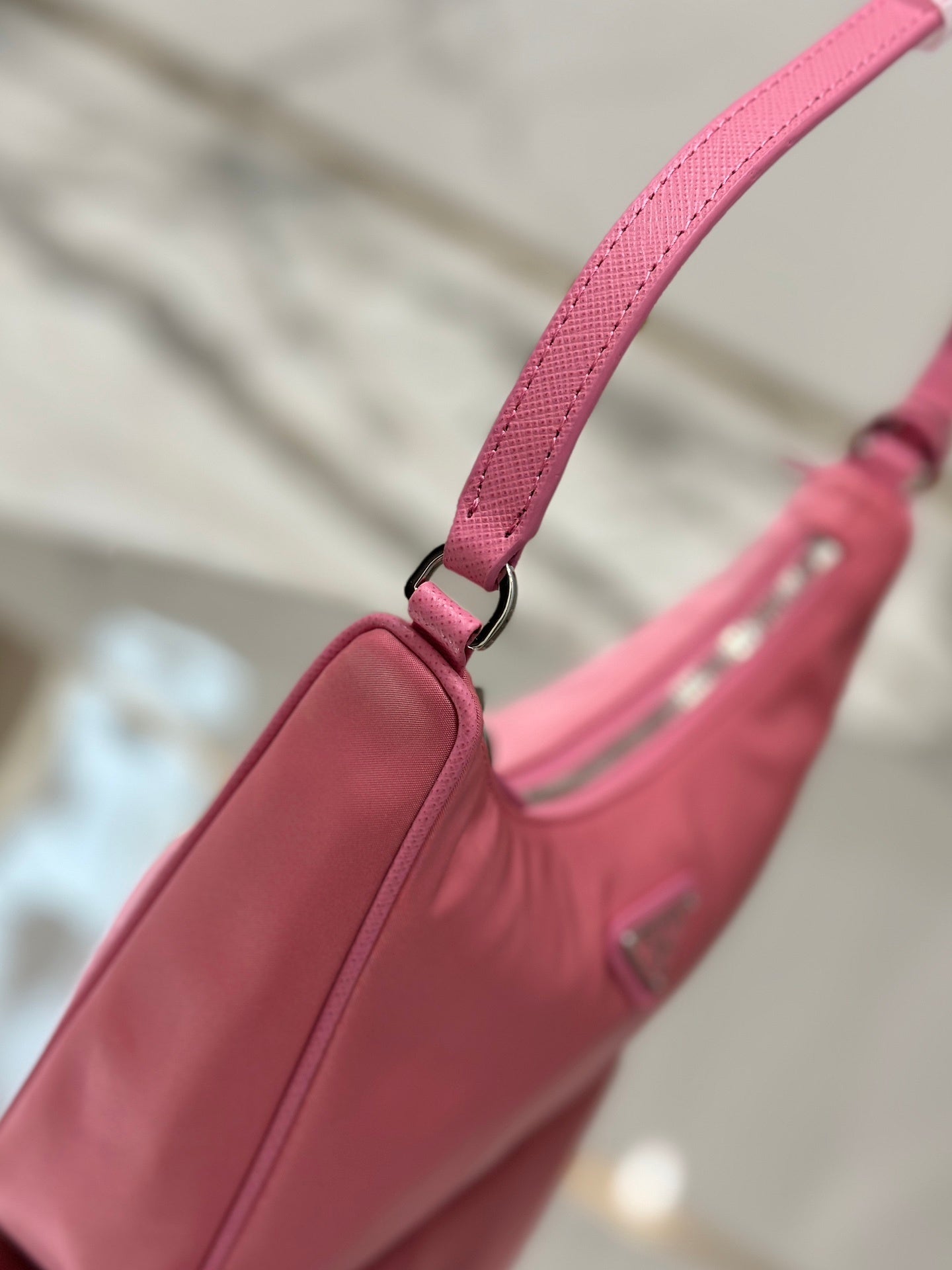 Bolsa Satchel Nylon Mini Placa Triangular