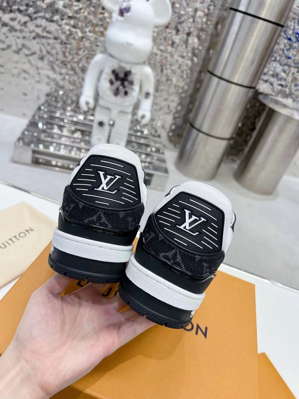 Tênis Casual Couro Branco com Detalhe Preto