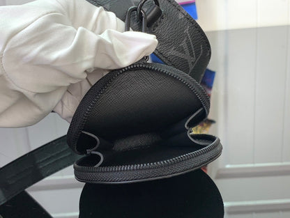 Bolsa Satchel Couro Preto Padrão Monograma Geométrico 18cm