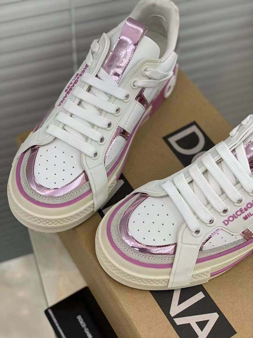 Tênis Couro Branco Rosa Detalhe Colorido