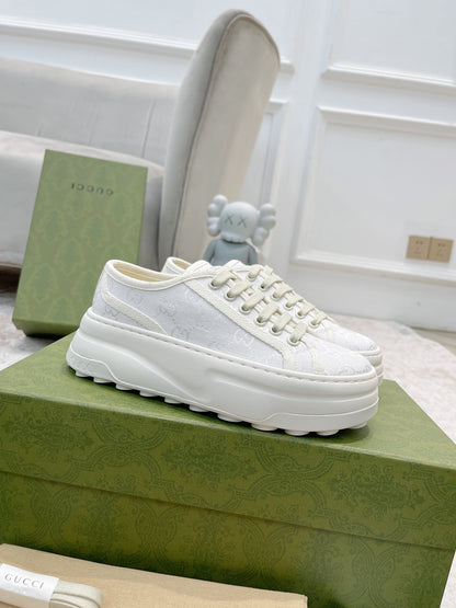Tênis Canvas Branco Padrão Entrelaçado