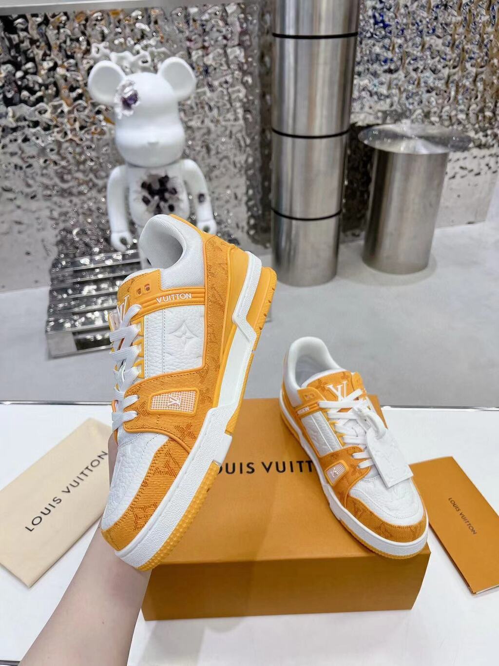 Tênis Cano Baixo Denim Amarelo Padrão Monograma Geométrico Branco