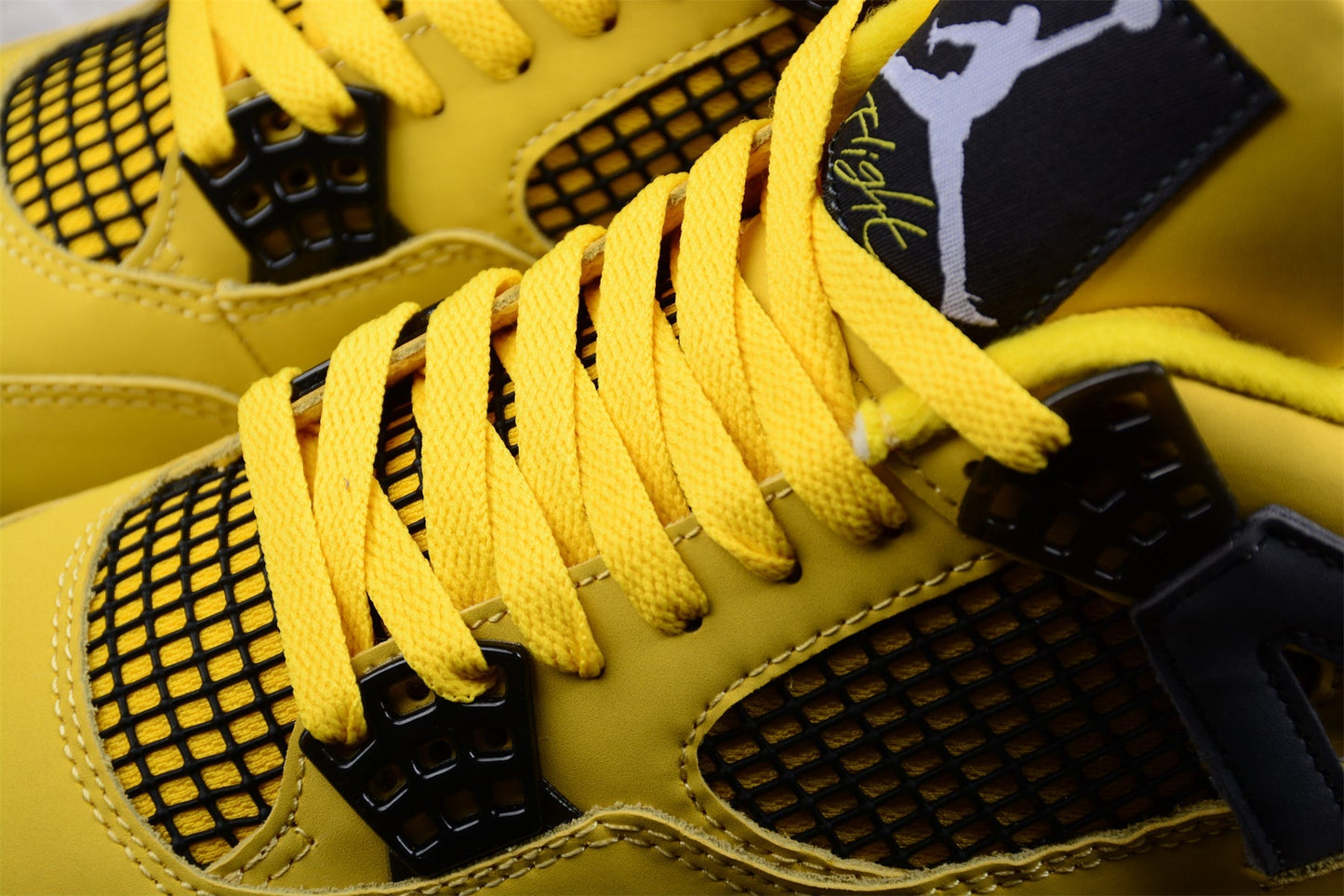 Tênis Cano Alto Basquete Preto Detalhes Amarelo Raio