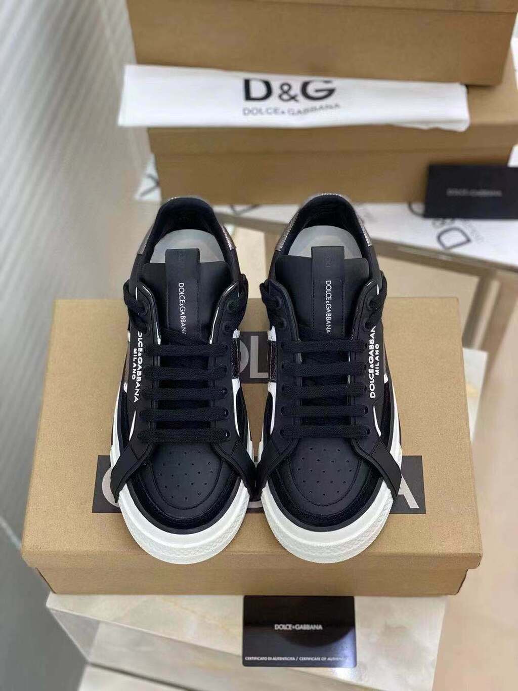 Tênis Couro Preto Detalhe Metálico Cano Baixo