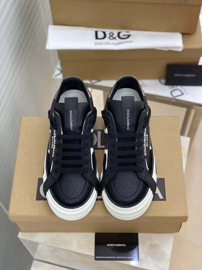 Tênis Couro Preto Detalhe Metálico Cano Baixo