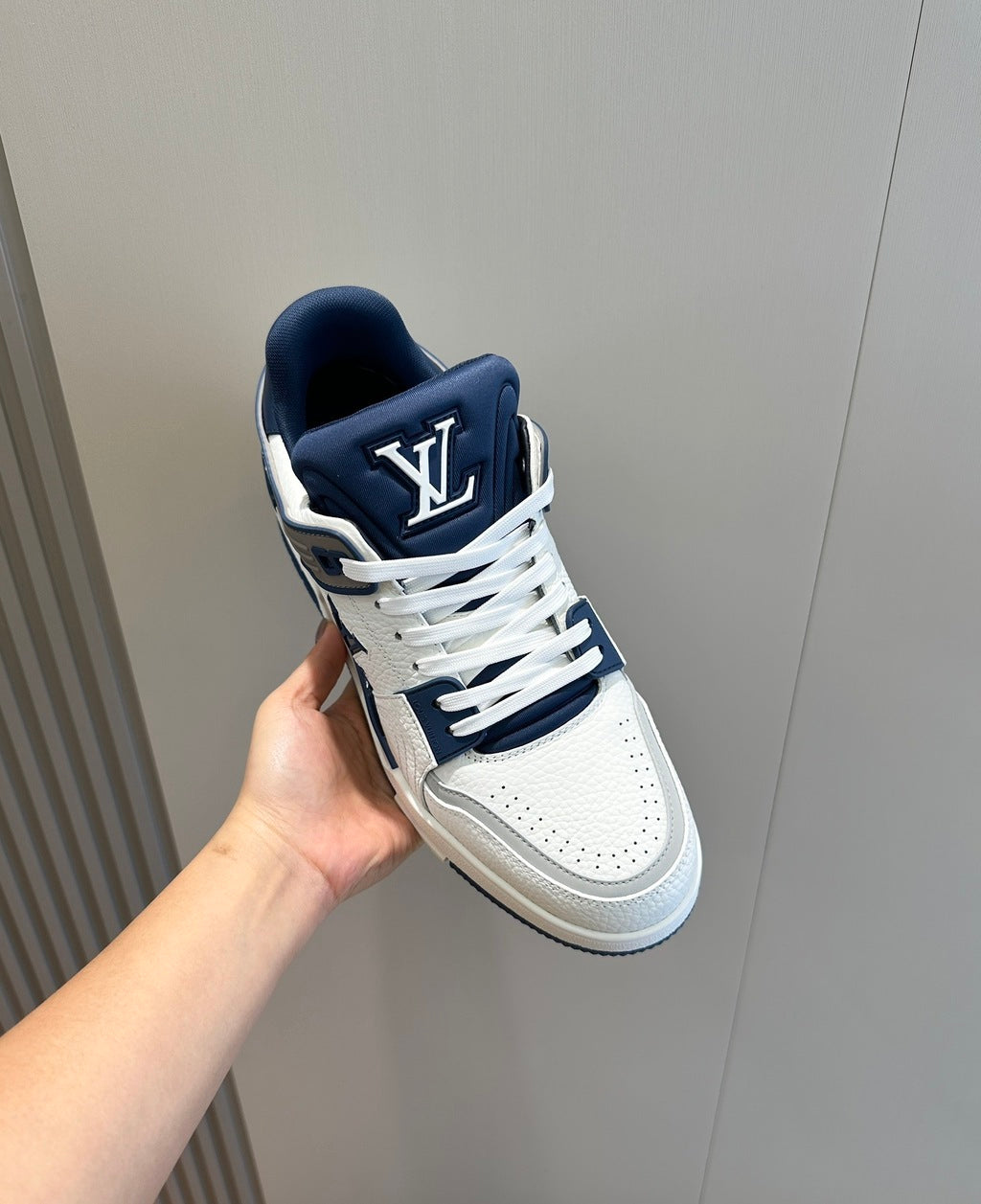 Tênis Couro Branco Detalhe Azul