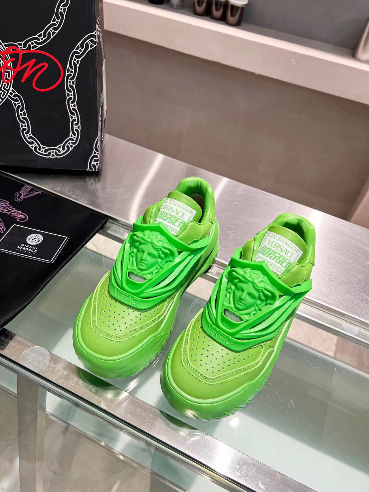 Tênis Cano Baixo Couro Verde Neon Detalhe Medalhão