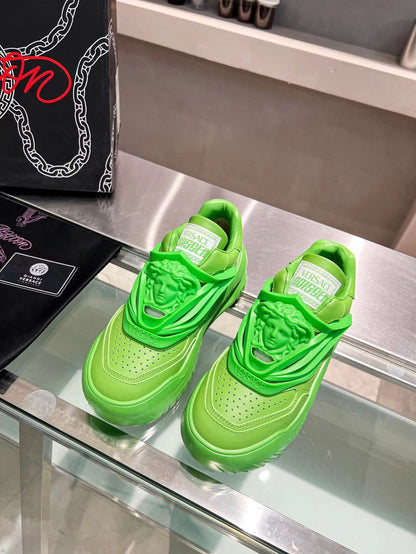 Tênis Cano Baixo Couro Verde Neon Detalhe Medalhão