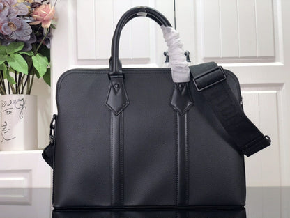 Bolsa Mensageiro Padrão Monograma Geométrico Marrom