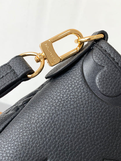 Bolsa Satchel Couro Estruturada Marrom Placa Triangular