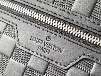 Mochila Couro Padrão Quadriculado Marrom Escuro