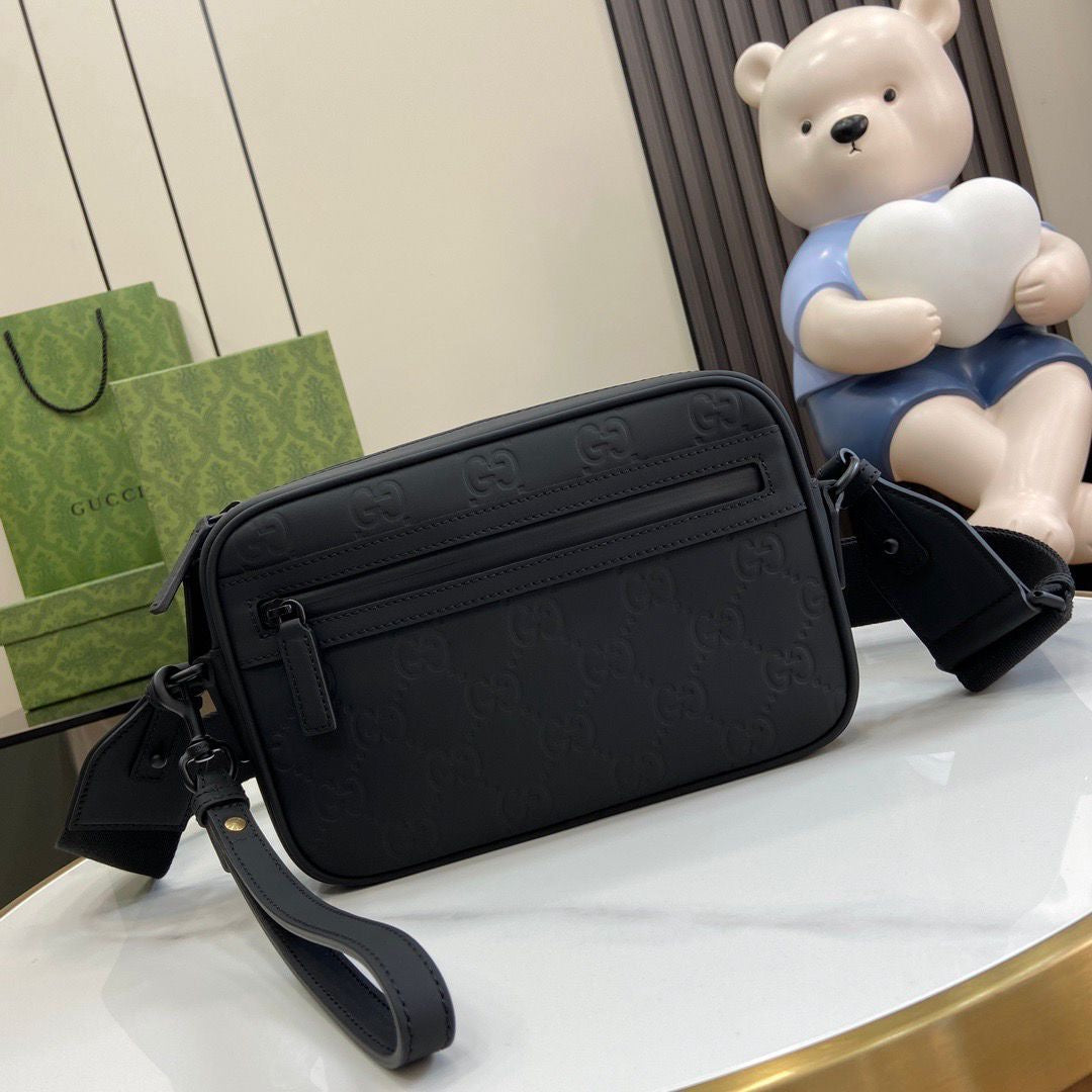 Bolsa Pequena Couro Preto Letras Entrelaçadas