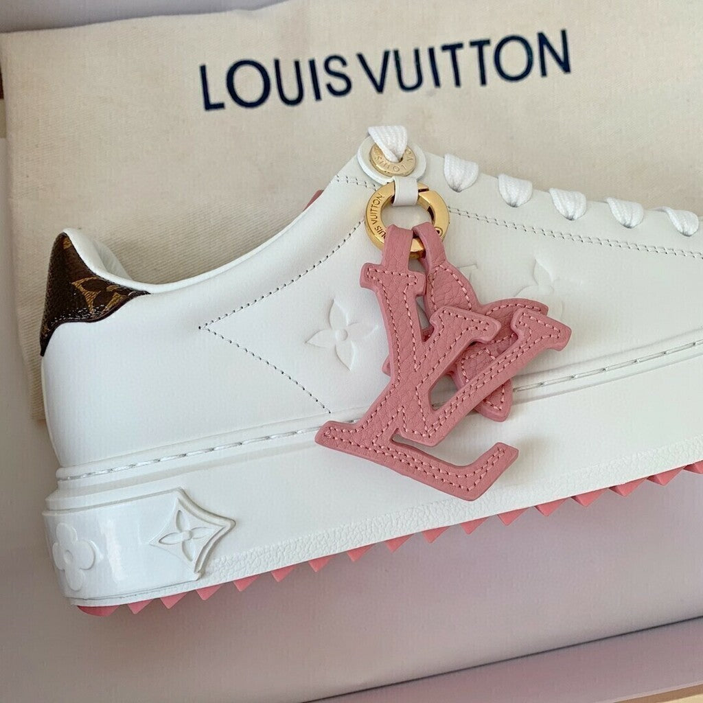 Tênis Couro Branco Relevo Monograma Rosa