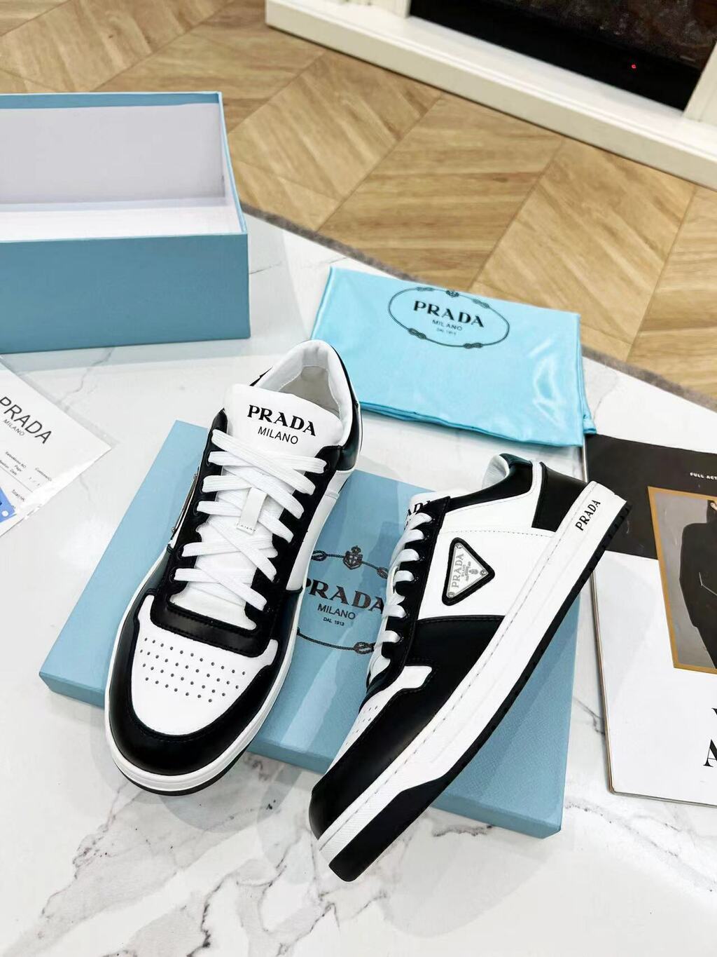 Tênis Couro Cano Baixo Branco com Detalhe Preto