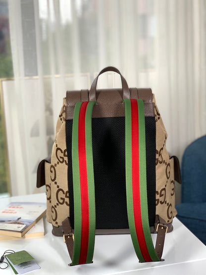 Mochila Couro Padrão Letras Entrelaçadas Camel Detalhe Preto