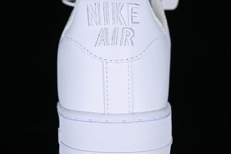 Tênis Cano Baixo Couro Branco Detalhe Swoosh Iridescente
