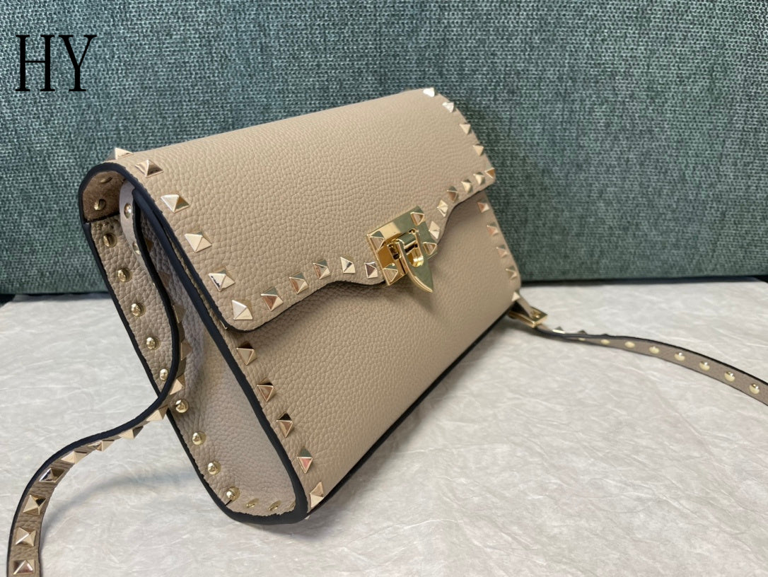 Bolsa Transversal Couro Preto Rebites Piramidais