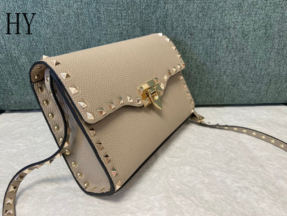 Bolsa Transversal Couro Preto Rebites Piramidais