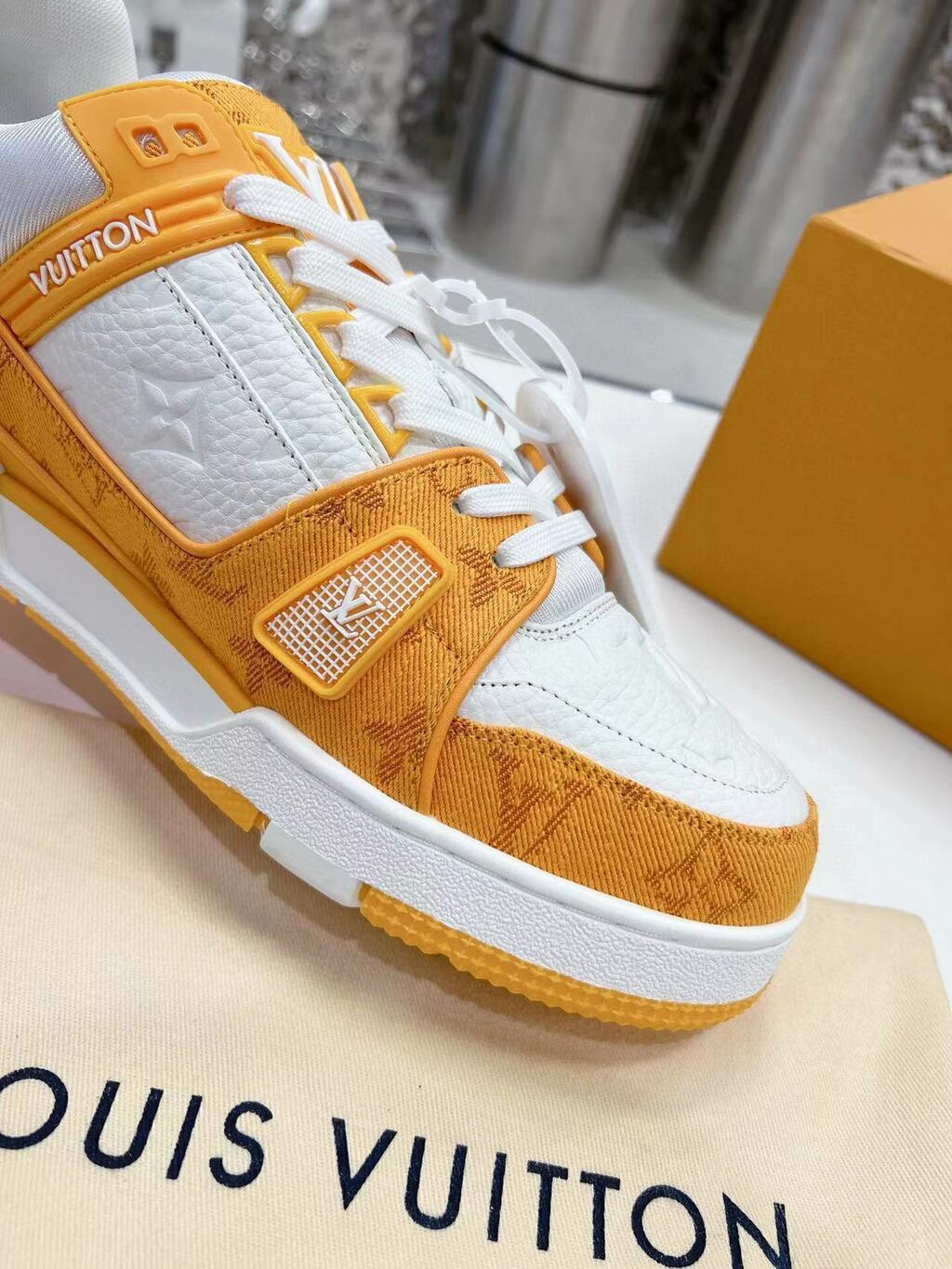 Tênis Cano Baixo Denim Amarelo Padrão Monograma Geométrico Branco