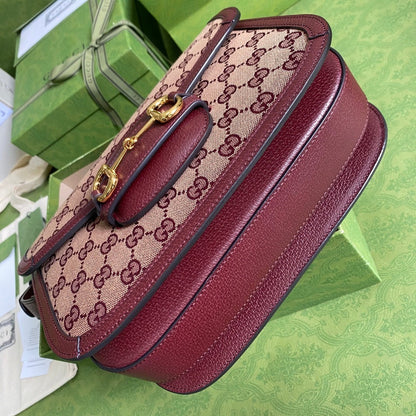 Bolsa Satchel Couro Letras Entrelaçadas Marrom com Fivela Metálica