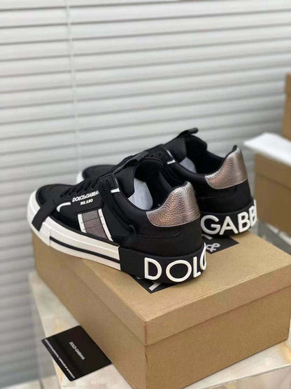 Tênis Couro Preto Detalhe Metálico Cano Baixo