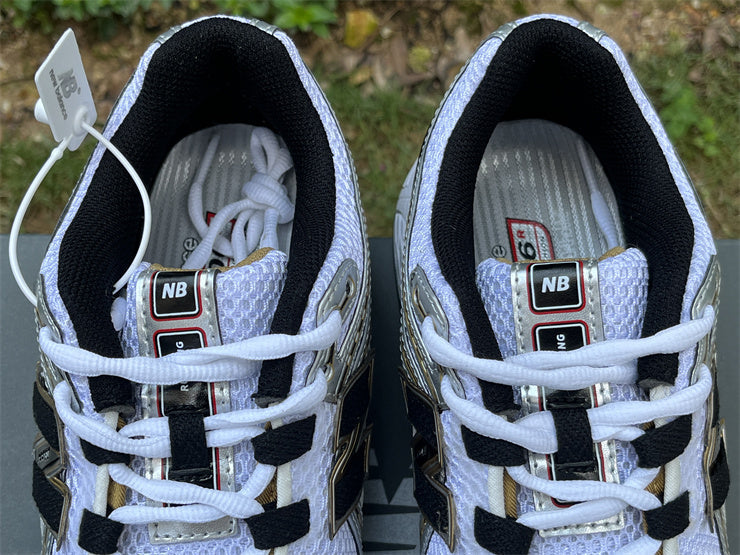 Tênis Runner Malha Branco Detalhes Dourado