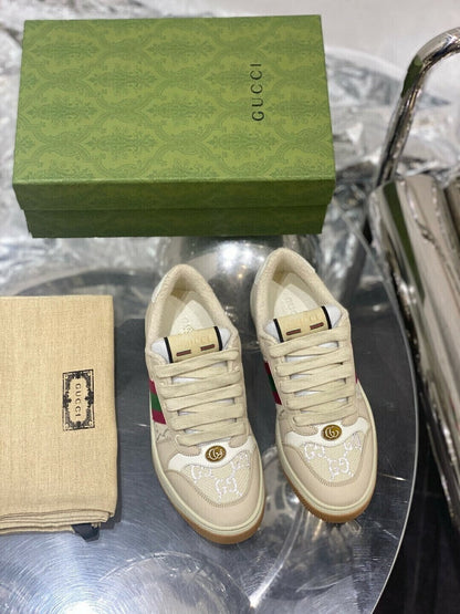 Tênis Couro Creme Detalhes Laterais Minimalista