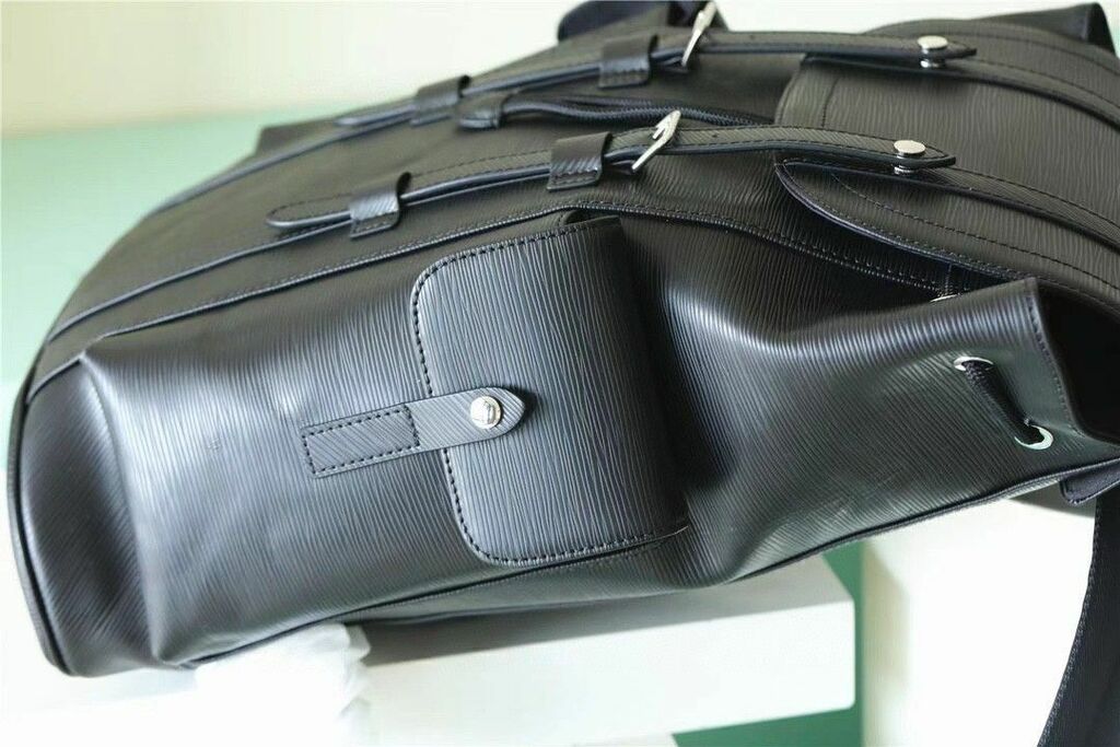 Mochila Couro Padrão Monograma Geométrico Marrom Tamanho Médio