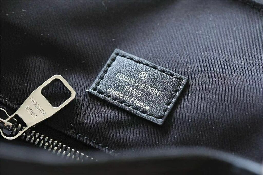 Mochila Couro Padrão Monograma Geométrico Marrom Tamanho Médio
