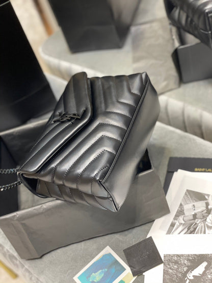 Bolsa Satchel Couro Preto Corrente Dourada
