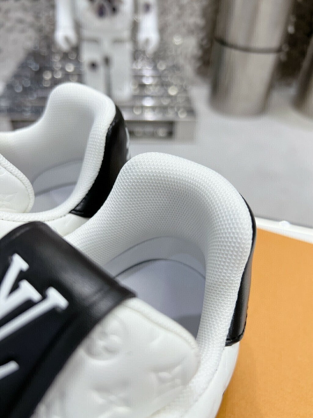 Tênis Runner Couro Preto e Branco Detalhes Contrastantes