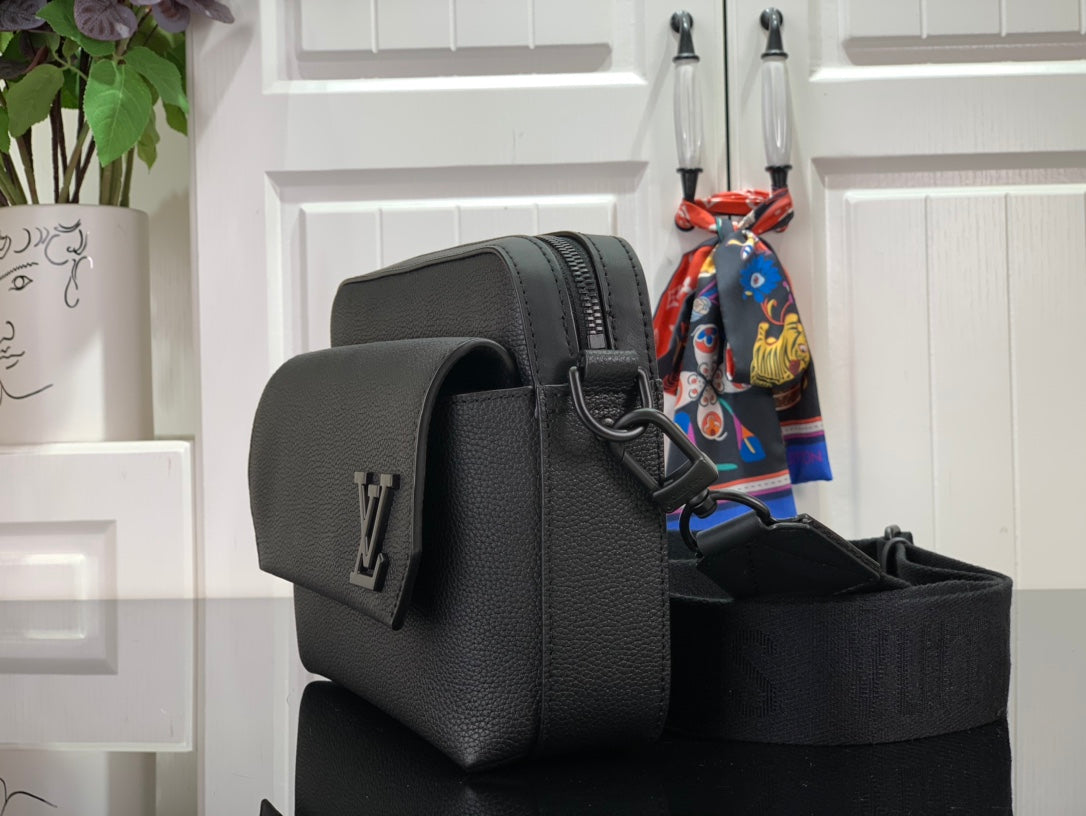 Bolsa Mensageiro Couro Preto Detalhe Relevo Geométrico