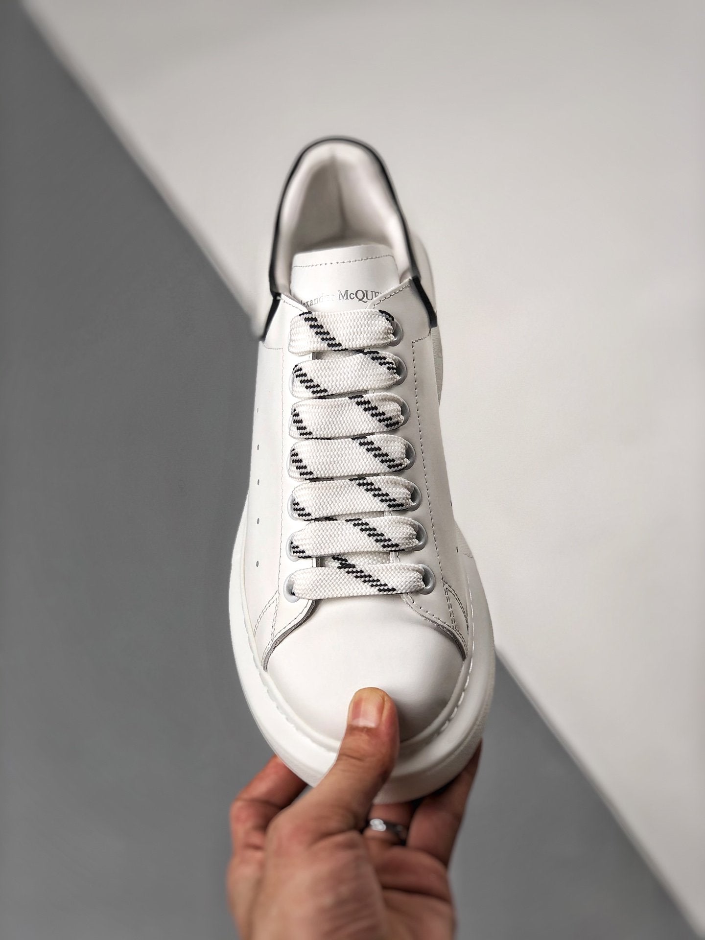 Tênis Oversized Couro Branco Detalhe Preto Colorido