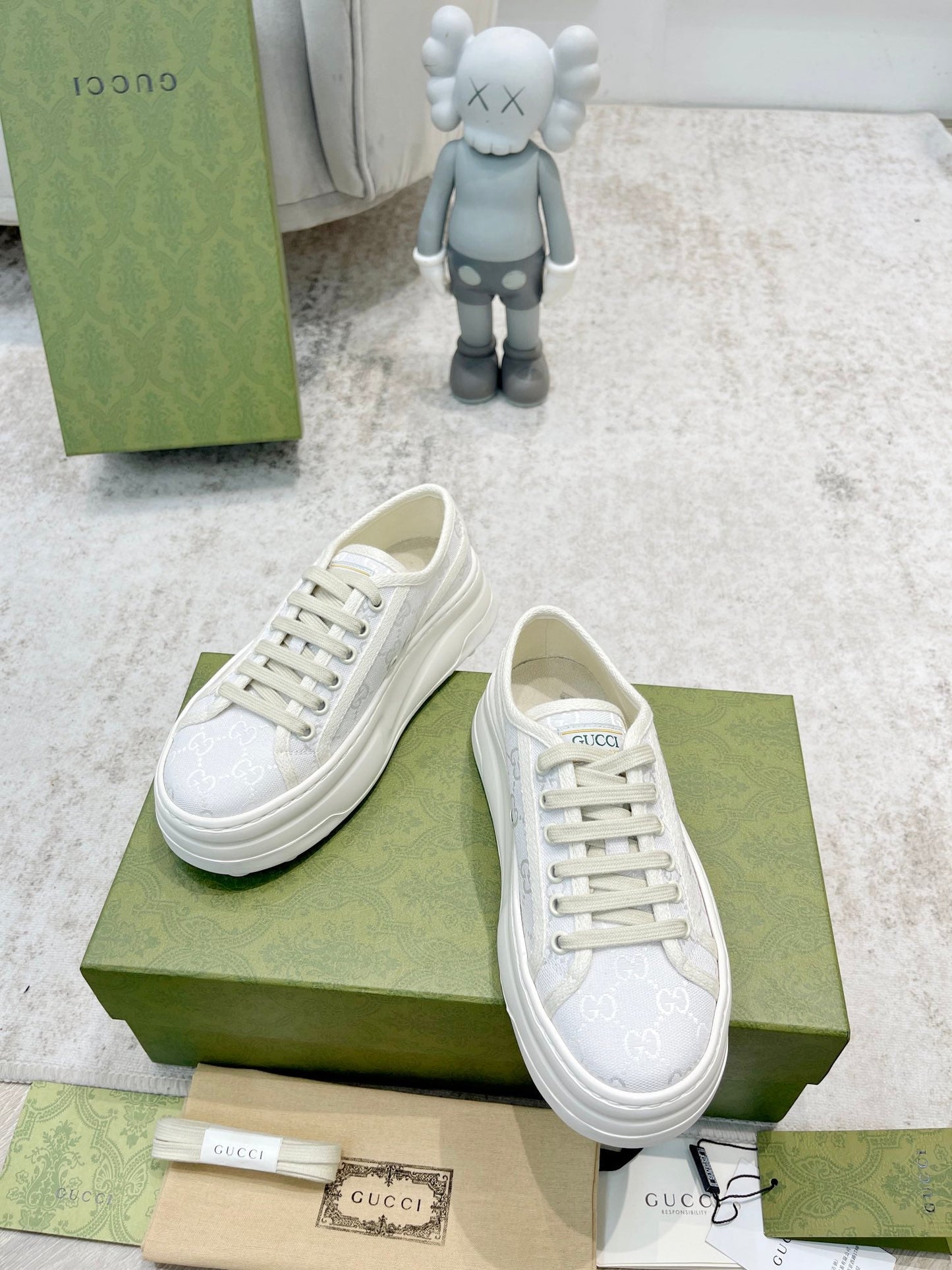 Tênis Canvas Branco Padrão Entrelaçado