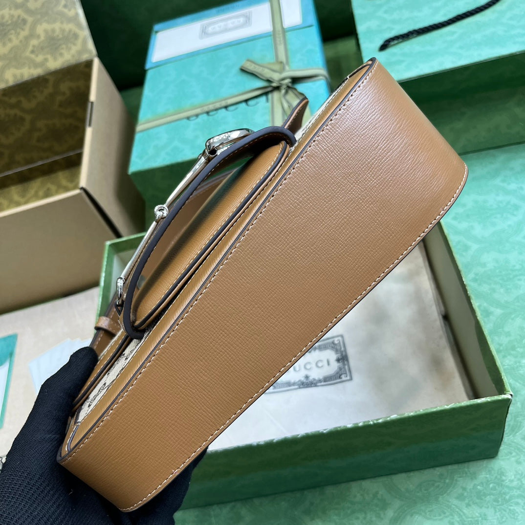 Bolsa Couro Marrom Fechamento Metálico Ferradura