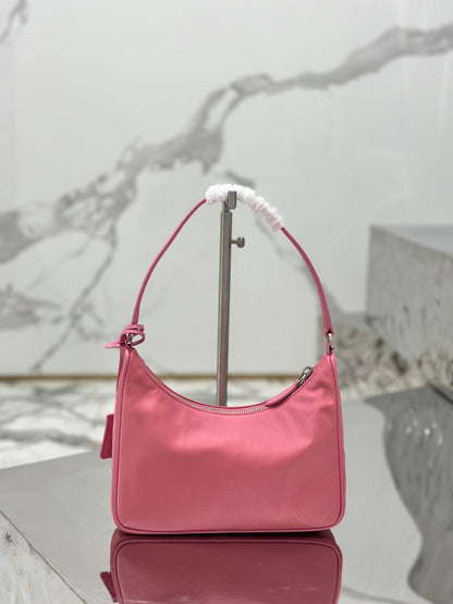 Bolsa Satchel Nylon Mini Placa Triangular