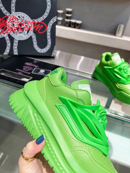 Tênis Cano Baixo Couro Verde Neon Detalhe Medalhão