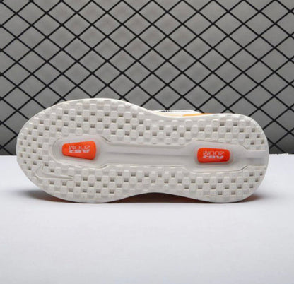 Tênis Runner Malha Bege com Detalhe Laranja