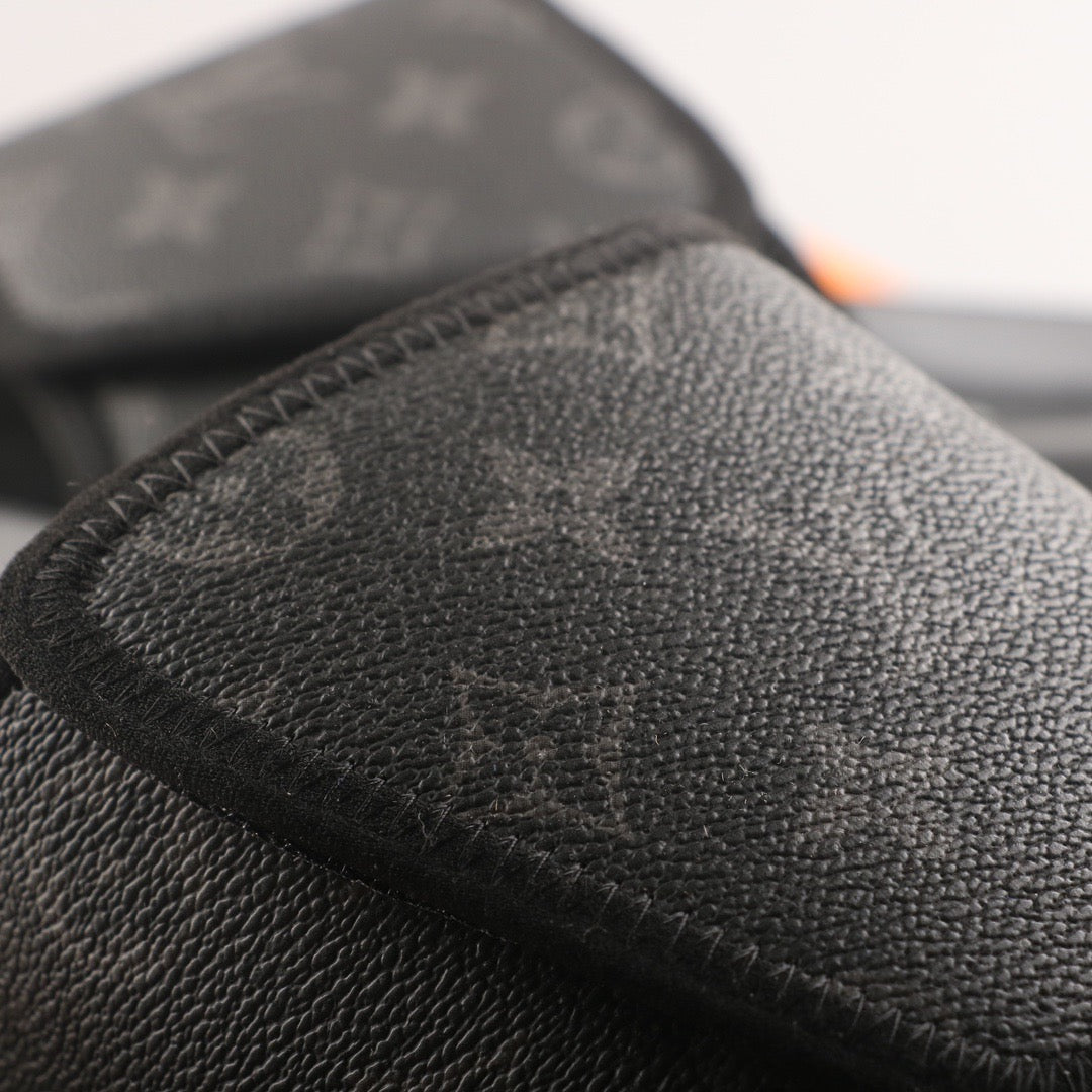 Chinelo Slide Borracha Preto Padrão Monograma