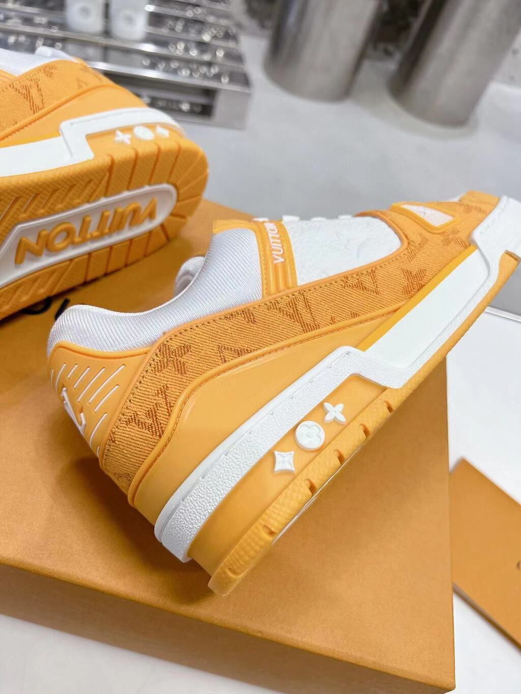 Tênis Cano Baixo Denim Amarelo Padrão Monograma Geométrico Branco