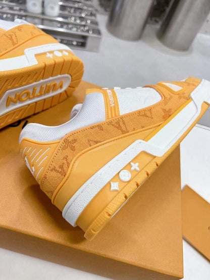 Tênis Cano Baixo Denim Amarelo Padrão Monograma Geométrico Branco