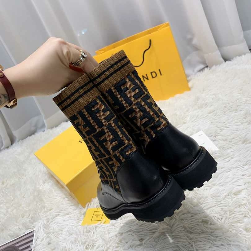 Bota Couro Preto Cano Médio Estruturada