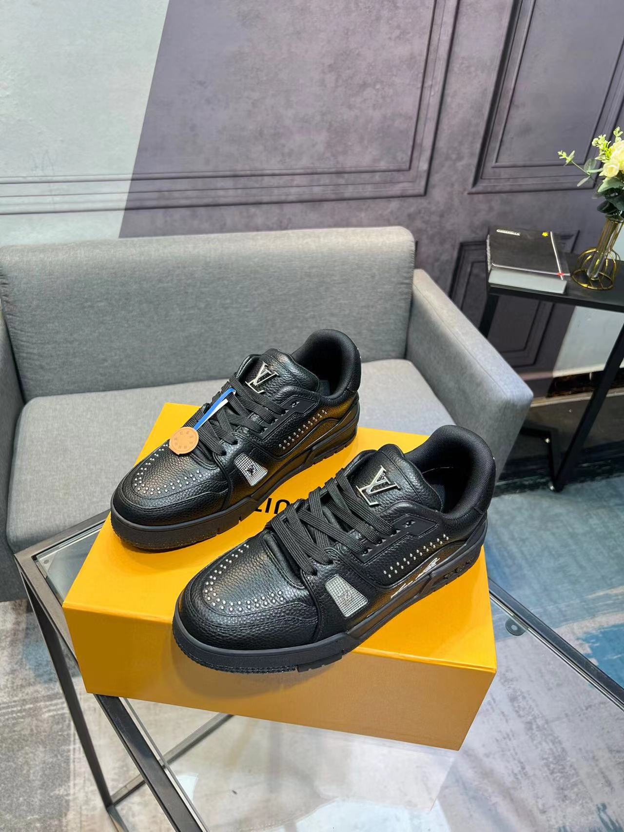Tênis Couro Preto Detalhe Dourado
