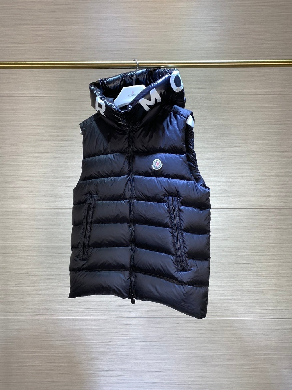 Colete Acolchoado Branco com Detalhes Pretos