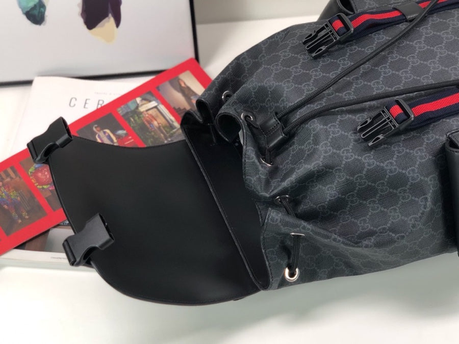 Mochila Couro Padrão Letras Entrelaçadas