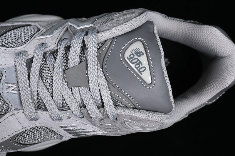 Tênis Runner Cinza Chumbo Detalhes Contrastantes