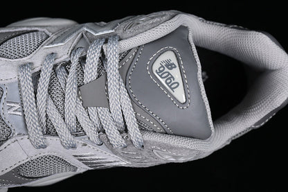 Tênis Runner Cinza Chumbo Detalhes Contrastantes
