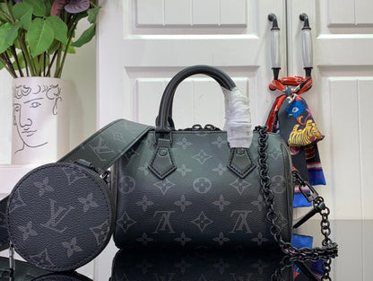Bolsa Satchel Couro Preto Padrão Monograma Geométrico 18cm