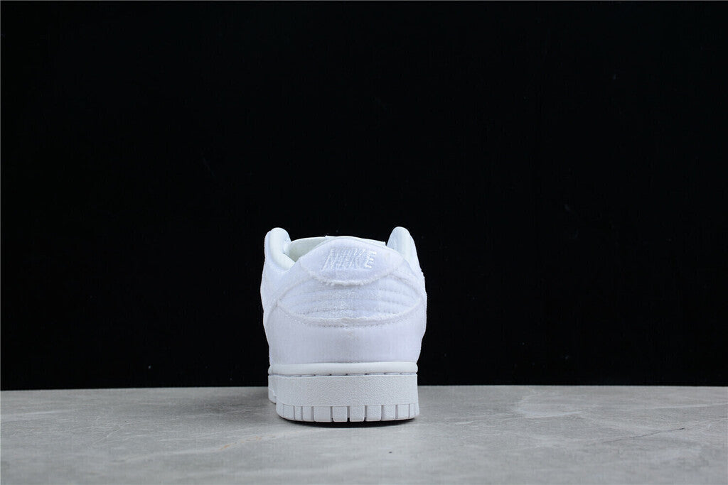 Tênis Cano Baixo Veludo Branco com Detalhes em Relevo