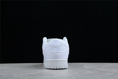 Tênis Cano Baixo Veludo Branco com Detalhes em Relevo